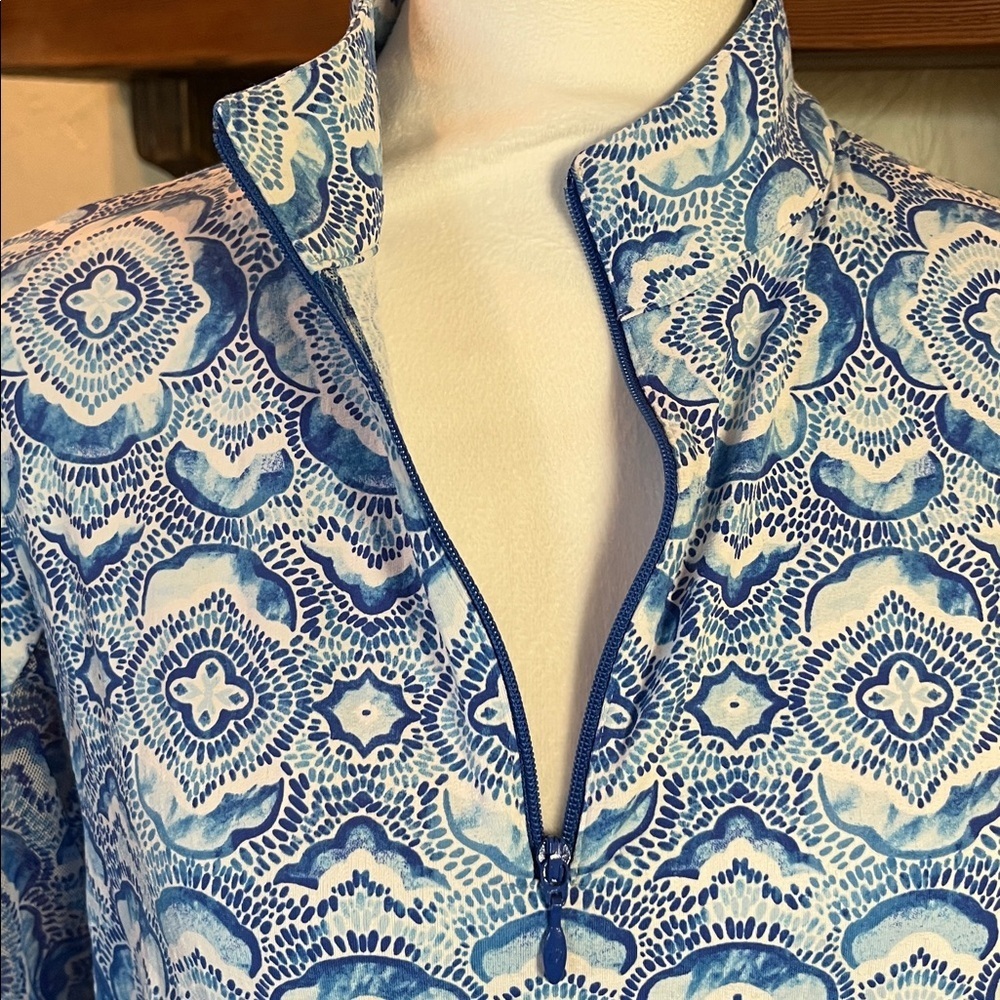 Ibkul Blue and White Print 1/4 Zip Vented Top, size M - Picture 3 of 8